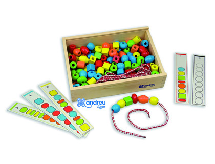 JUEGO ANDREUTOYS FORMAS PARA ENSARTAR 10 CORDONES 10 PLANTILLAS CAJA DE 150 UNIDADES SURTIDAS