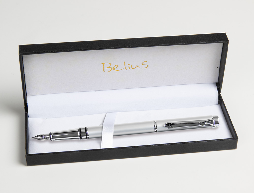PLUMA BELIUS NUREMBERG GRIS TINTA AZUL EN ESTUCHE