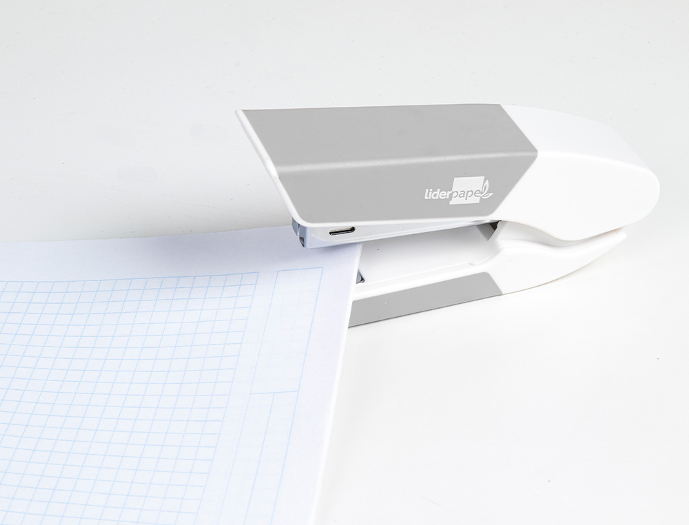 AGRAFADOR LIDERPAPEL COM OFERTA DE SACA AGRAFES E CAIXA DE 1000 AGRAFES 22/6 24/6 CAPACIDADE 20F COR CINZA