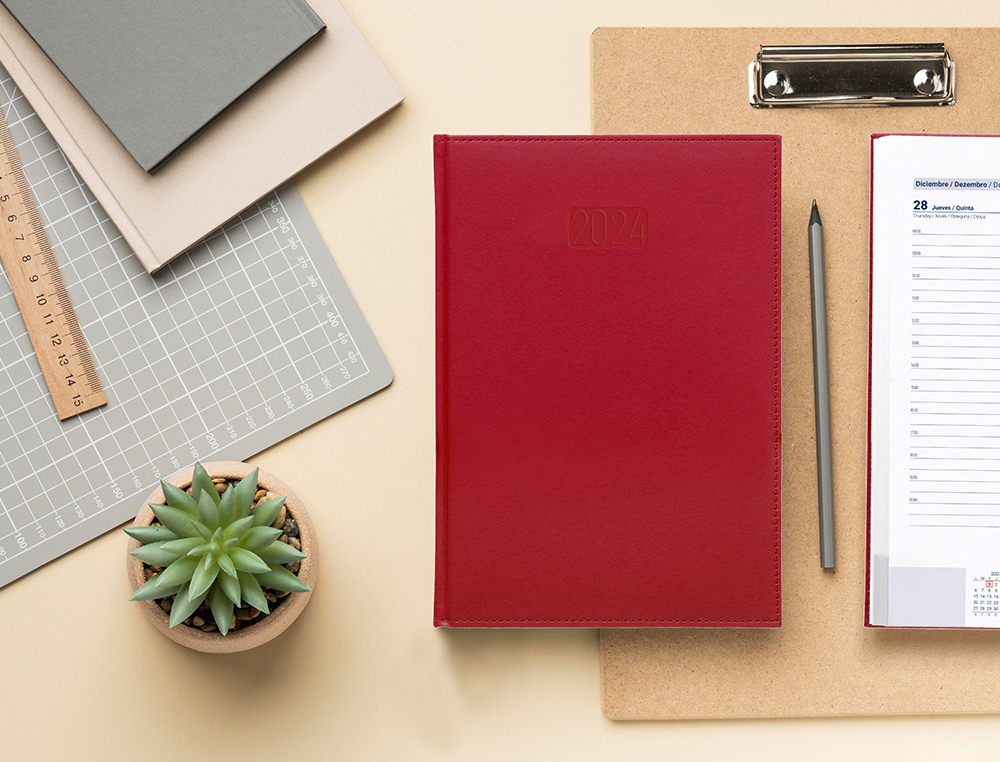 AGENDA ENCUADERNADA LIDERPAPEL CRETA 15X21 CM 2024 SEMANA VISTA COLOR ROJO PAPEL 70 GR