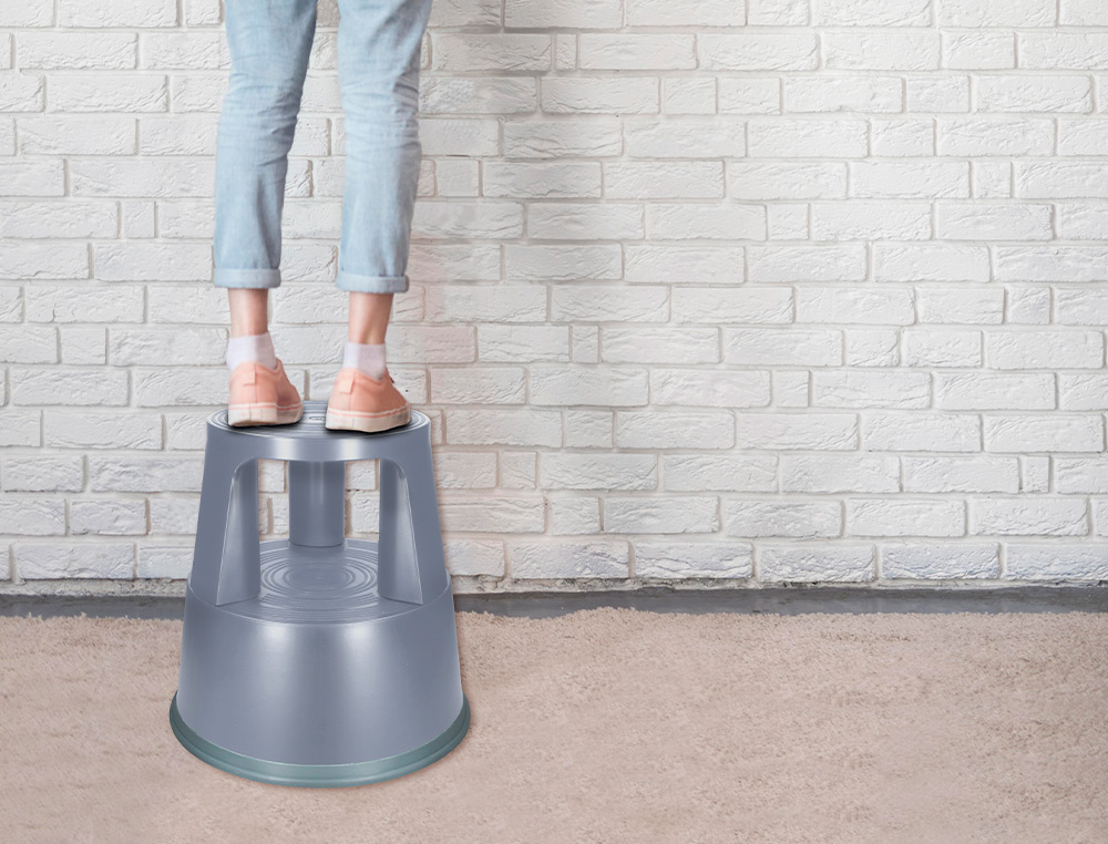 TAMBORETE Q-CONNECT COM RODAS RETRATEIS CINZA