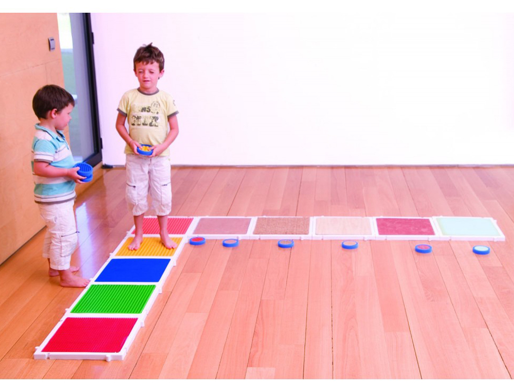 Pasillo de sensaciones plantares amaya 12 bases 15 placas de diferentes materiales 38x38 cm